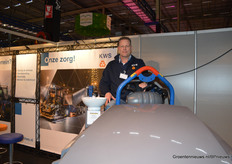 Edward de Jong (KWS Infra) op de wals waarmee asfalt verdicht kan worden om bedrijven aan een mooie, strakke oprit te helpen.